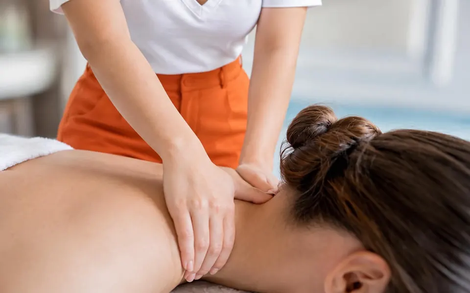 Nakkemassage med olie
